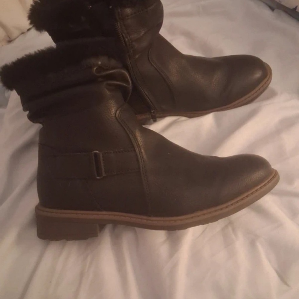 Elegant Dark Brown Winter Boots with Plush Lining